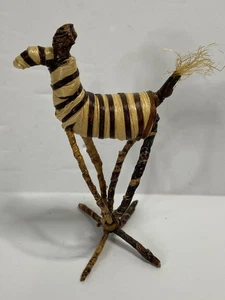 Porta tovaglioli statuina zebrata fatta a mano in fibra di banana Esther Kariuki arte dal Kenya - Foto 1 di 8
