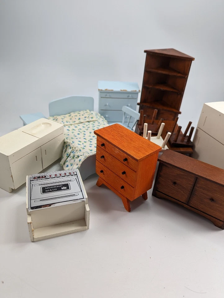 Vintage Doll House Halls Lifetime Toys Brown Wood Dresser Chest Bed Stove Fridge - Photo 1/4
