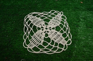 ANCIEN NAPPERON BRODE CROCHET DECOR DE TABLE CANDÉLABRE CHEMINÉE CENTRE - Foto 1 di 1