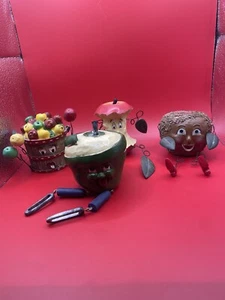 Anthropomorphic Apple Fruit Shelf Sitters Figurines -Lot Of 4- WMG 2006 - Picture 1 of 17