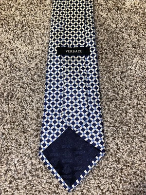 Gravata masculina Gianni Versace de seda listra azul e branca geométrica autêntica - Imagem 1 de 4