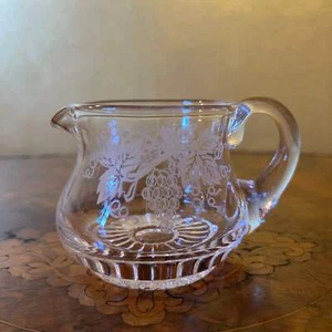 Antigua jarra de leche de uvas grabada en cristal Stuart - Imagen 1 de 4
