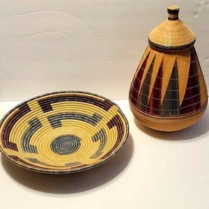 Cesta tutsi ruandesa africana con tapa y cuenco tejido geométrico estilo colgante - Imagen 1 de 11