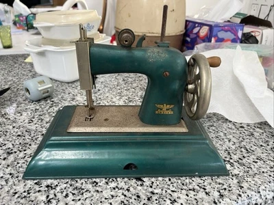 Máquina de coser infantil Casige alemana vintage años 40-50 - manivela de metal Foto 1 de 2