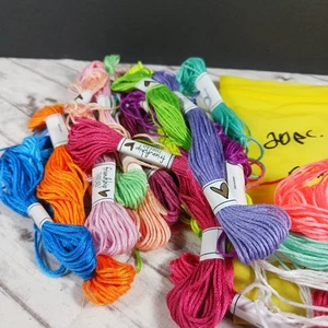Lote de 89 PAQUETES de hilo de bordar de amistad/mezcla varios colores 6 hilos NUEVO *LEER - Imagen 1 de 15