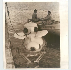 Citizens in Rowboat Muse at NAVY DIVING Mecanismo DE COLECCIÓN 1955 Foto de prensa - Imagen 1 de 2