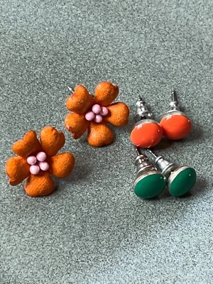 Лот маленький яркий оранжевый и зеленый эмаль и тонкий кожаный цветок w розовый бусина цент - Изображение 1 из 4