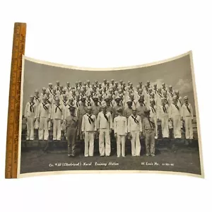 STAMPA FOTOGRAFICA VINTAGE FIRMATA 1942 "Co. #10 STAZIONE ADDESTRAMENTO NAVALE ELETTRICO" - Foto 1 di 8