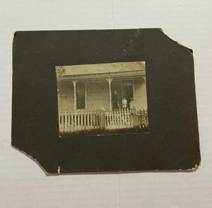 Vintage Foto Frau und Kinder auf Veranda Lattenzaun montiert - Bild 1 von 3