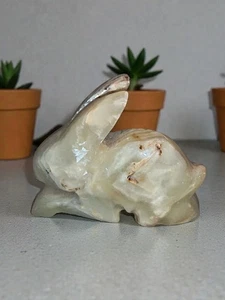 Vintage Figurine Hand Carved Onyx Rabbit Natural Stone Light Colours Pretty.  - Foto 1 di 11