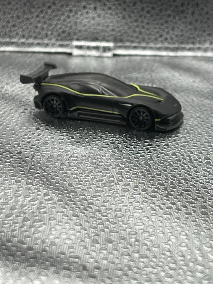Coche de carreras fundido a presión Hot Wheels Aston Martin Vulcan 2025 negro mate HW Motor Show Foto 1 de 2