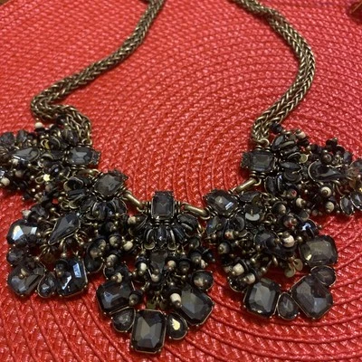 ...BANANA REPUBLIC...Collar llamativo tono dorado, cristales gris oscuro... Foto 1 de 4