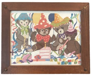 Vintage TEDDYBÄR HAPPY BIRTHDAY PARTY Fertig Kreuzstich Glas Holz Rahmen - Bild 1 von 9