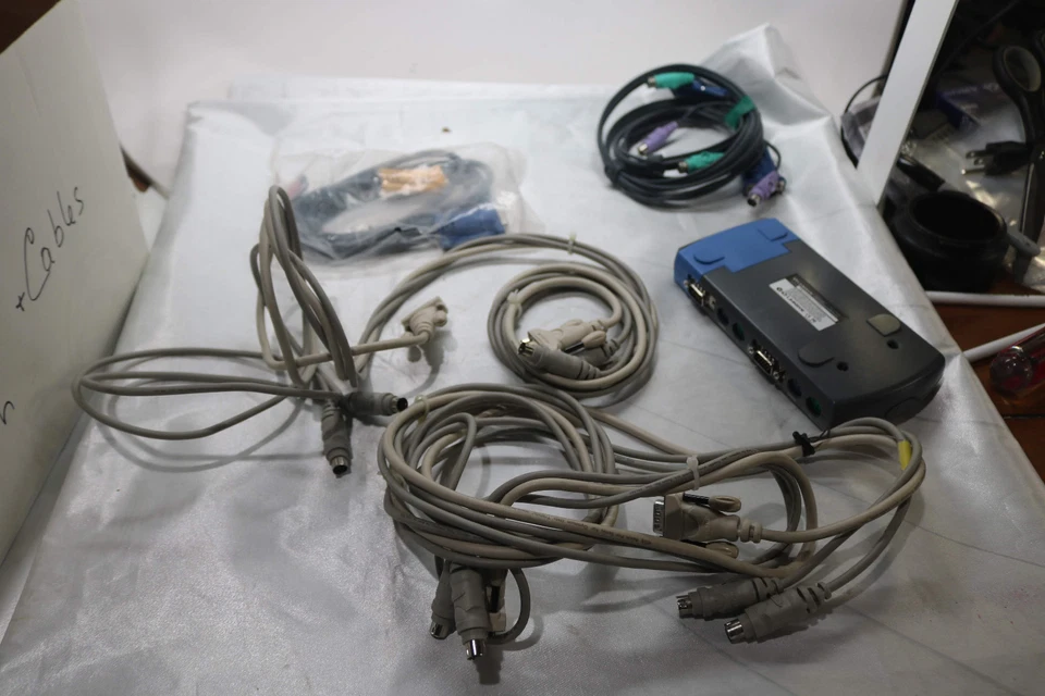 Linksys Pro Connect 4-Port Compact KVM Switch PS2KVM4 with Cables - Image 1 of 4