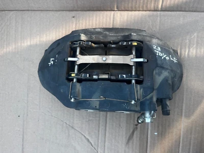 PINZA DE FRENO DELANTERA IZQUIERDA LADO CONDUCTOR TOYOTA MIRAI XLE 21-23 OEM Foto 1 de 4