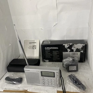 Vintage Grundig YB 300PE AM/FM 13-pasmowe przenośne radio i zegar testowane - Zdjęcie 1 z 13