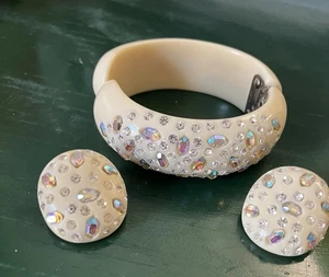 VINTAGE Signed  WEISS BOREALIS RHINESTONE Lucite CLAMPER BRACELET & EARRINGS - Picture 1 of 11