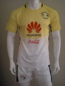 12 +1 Fußballtrikots für junge Erwachsene je 13 $ - Trikot und Shorts 5 Small 1 Medium - Bild 1 von 5