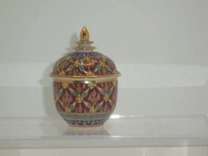 VINTAGE HAND PAINTED IN THAILAND SMALL THAI BENJARONG TRINKET BOX - Picture 1 of 5
