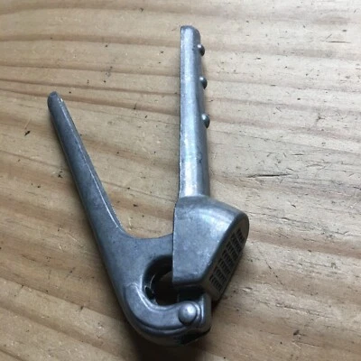 Trituradora de prensa de ajo de aluminio vintage de los años 80 Taiwán 5,75" L Foto 1 de 4