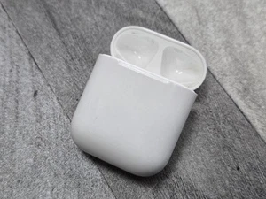Apple AirPods 2nd Generation Genuine - Charging Case Only - A1602 Grade - Zdjęcie 1 z 3