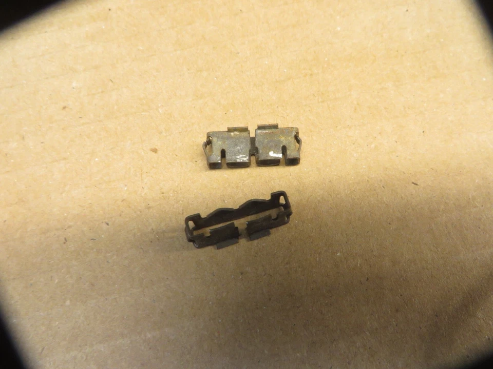 LINCOLN MARK VII 84-92 CLIPS RETENEDORES ALMOHADILLA PANEL PUERTA grupo de 2 piezas OEM Foto 1 de 4