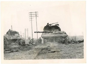 Orig. PRESSE Foto franz. Soldaten m. Panzer Tank im Kampf ALSACE Frankreich 1945 - Bild 1 von 2