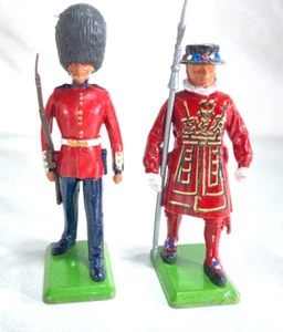 2 Hand Painted Toy Soldier Metal Figurines Britains Ltd Royal Guards ~ England - Bild 1 von 11