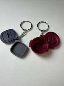 Tupperware Set di 2 Portachiavi - Microprocessore Grill e Pentola a Pressione Nuovo - Foto 1 di 2