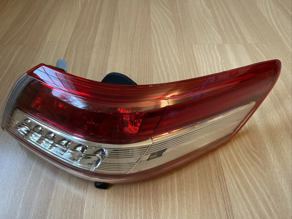 Lanterna traseira do Toyota Camry (olhos de águia) - Imagem 1 de 4