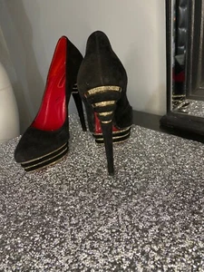 Scarpe con plateau Cesare Paciotti da donna nere in pelle scamosciata taglia 37. Elenco $850 - Foto 1 di 12