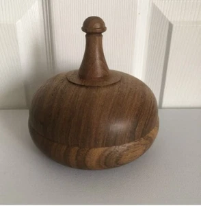 Caja con tapa de baratija de madera tallada a mano vintage con tapa interior de espejo - Imagen 1 de 9