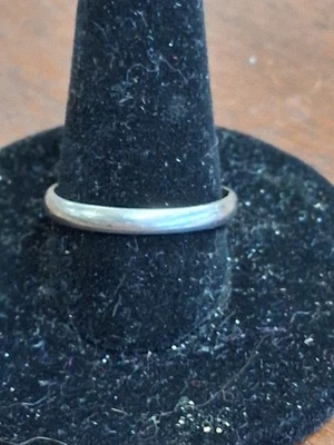 Alianza de boda de oro blanco de 10k para dama talla 7,25 Foto 1 de 2