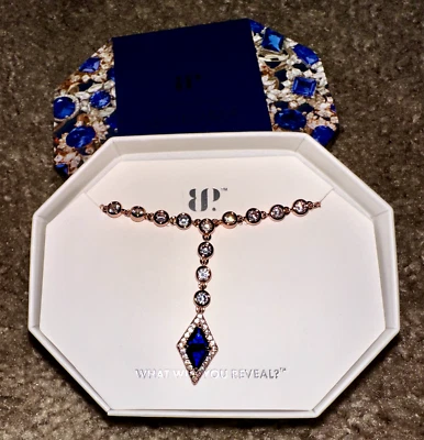 Collar BP Septiembre 2024 RBP8172 "She Makes A Statement" Zafiro sobre Oro Rosa Foto 1 de 3