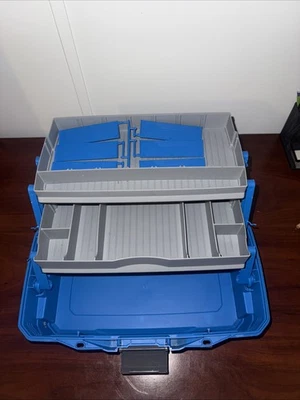Caja de aparejos Flambeau de dos bandejas (con divisores).  Azul y Gris 13 L X 8 W X 8 T Foto 1 de 4