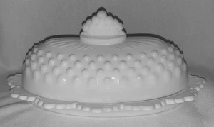Plato de mantequilla cubierto ovalado Fenton "Hobnail Milk Glass" - Imagen 1 de 7