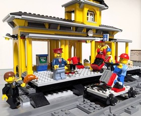 LEGO 7997 Yellow Train Station Minifigs City