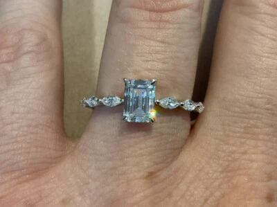 Anel de noivado folheado a platina 925 M corte esmeralda diamante criado em laboratório 2,5 quilates - Imagem 1 de 4