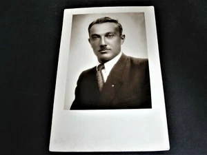 Hombre de negocios exitoso - postal con foto real (RPPC) - caja de estampillas Kodak - 1946. - Imagen 1 de 2