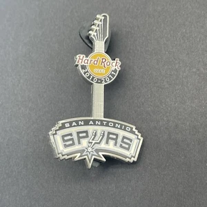 Hard Rock Cafe Pin San Antonio SPURS Logo Gitarre 2010 - 2011 NBA Basketball Neu - Bild 1 von 4