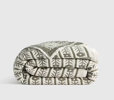 NUEVO CON ETIQUETAS COLCHA FLORAL JACQUARD ALGODÓN ORGÁNICO MEMBRILLO KING/CAL SALVIA $170 Foto 1 de 4