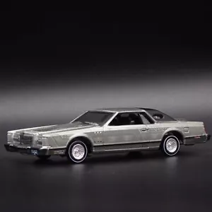 Lincoln Continental Mark V Lowrider 1979 79 escala 1:64 diorama diecast modelo coche - Imagen 1 de 7