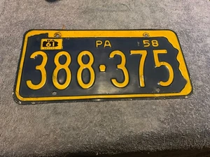 Targa Pennsylvania 1958 con adesivo 1961 388 375 - Foto 1 di 4