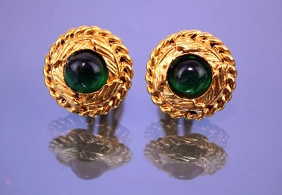 Pendientes redondos con clip verdes piedras colores dorado Chanel accesorios para mujer Foto 1 de 4