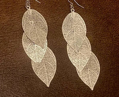 Pendientes artesanales enchapados en tono dorado hoja real esqueleto botánicos colgantes boho Foto 1 de 4