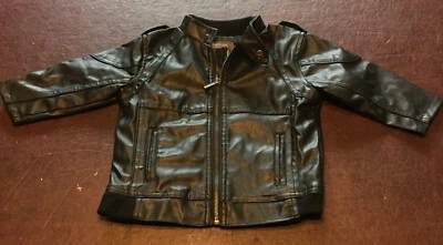 Niño 18 Mo. Chaqueta Kenneth Cole Reaction de cuero de polietileno negra con cremallera 4 bolsillos Foto 1 de 4