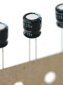 Condensadores electrolíticos de aluminio Nichicon 33uf 35V 105c 6,3x7 mm (paquete 10/25/100) - Imagen 1 de 4