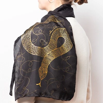 Bufanda de seda pintada a mano del año de la serpiente 2025 estampado de serpiente bufanda dorada negra regalo de serpiente Foto 1 de 4