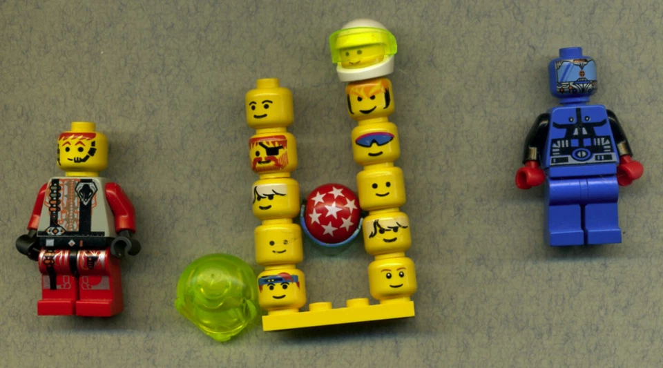 Lego - Köpfe - Head - Konvolut - 11 Stück - Gelbe  Platte- 3 x Helm- + 2 Figuren - Bild 1 von 1