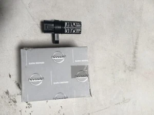 Genuine Nissan Right Camshaft Position Sensor For Nissan Infiniti 23731-6J90B - Picture 1 of 1